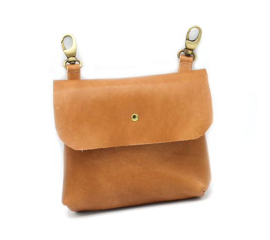 Borsello in cuoio con ganci per passanti fatto a mano