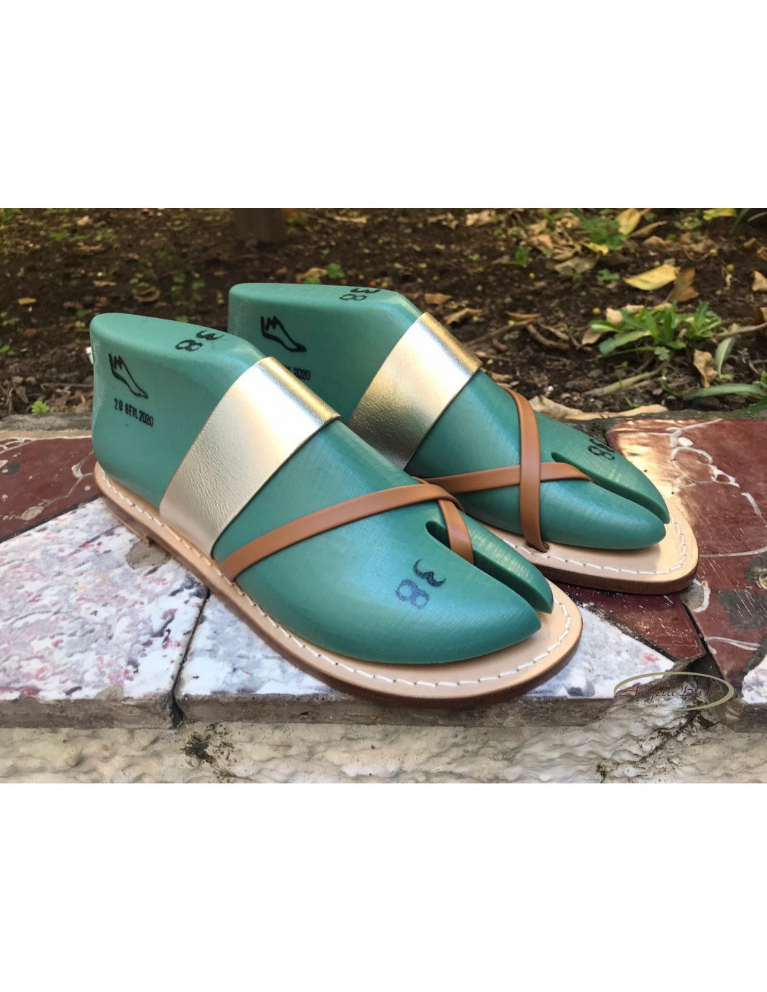 Sandali artigianali da donna in pelle cuoio fatti a mano made in Italy