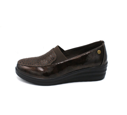 AMD31047_M - Mocassini - Scarpe da Donna Amarpies Comodi con Zeppa e Dettagli Animalier – Marrone