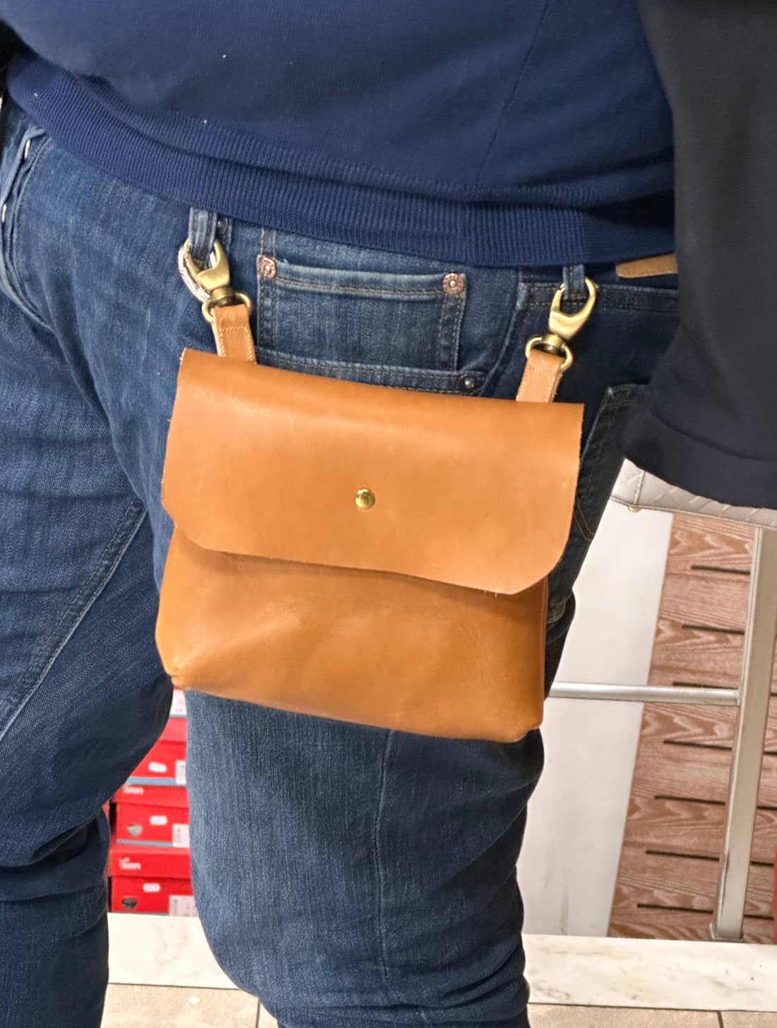 Borsello in cuoio con ganci per passanti fatto a mano